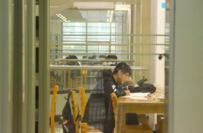 二师学子图片馆拼搏